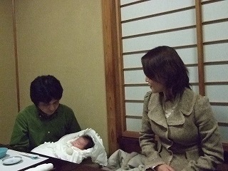 私のひざの上で、ずっと寝たままです・・・